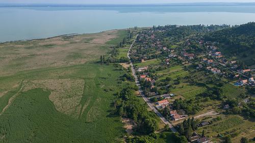 Panorámás, Balatoni ingatlan.  A turisták körében közkedvelt Szigligeti vár és nem messze a szigligeti strand között bújik meg ez a történelmi és egyben antik anyagfelhasználással épült családi ház.