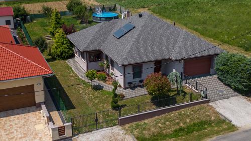 Panorámás.  Mindig odafigyelt és karbantartott családi ház eladó. Az ingatlanban a gázfűtés mellett lehetőség van a fával történő központi fűtésre is.
