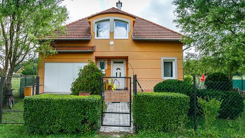  Karbantartott családi ház 20 percre a Balatontól nyugati irányba eladó