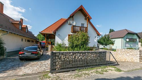 In Gyenesdiás, in ruhiger Umgebung steht ein gepflegtes und gewartetes Einfamilienhaus zum Verkauf.