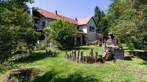 Üzleti lehetőségek, Diszkrét ingatlan.  Szépen felújított úri lak álomszép helyszínen, Magyarország nyugati részén - megközelítőleg 45 km-re a Balatontól délnyugati irányban 