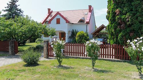 Diszkrét ingatlan.  Diszkrét, megóvott és rendezett ingatlan, Keszthely-Kertváros és Cserszegtomaj határában. Tökéletes befektetési lehetőséget kínál a hozzá tartozó két darab építési telek.