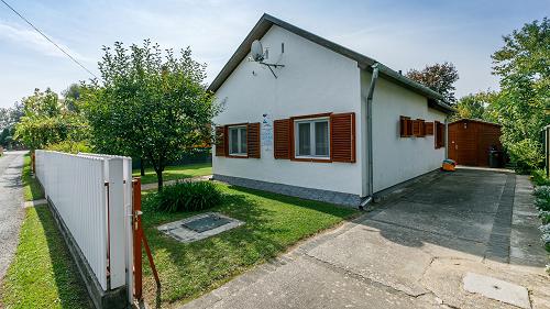 Immobilien am Balaton.  In Balatonmáriafürdő steht diese ausgezeichnete Investitionsmöglichkeit zum Verkauf.
Das Haus kann das ganze Jahr über - nicht nur in der Saison - bewohnt werden.