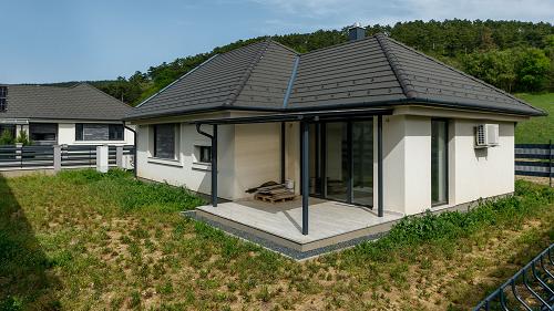New built property, Balaton property.  For sale: a stylish and modern family home in a quiet street, adjacent to a forest.