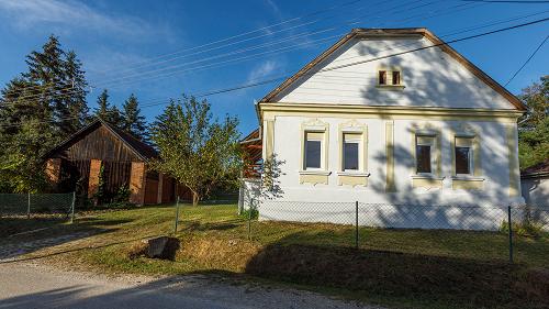 Őriszentpéteren a központban, de mégis csendes helyen, közel 100 éves téglaház eladó.