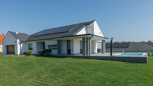 Neue Immobilien, Intelligentes Zuhause.  Familienhaus von ausgezeichneter Qualität ist zu verkaufen.
Dank des Solarsystems liegen die Nebenkosten fast bei Null.
Für weitere Informationen bitte nehmen Sie den Kontakt mit unseren Immobilienmaklern auf!