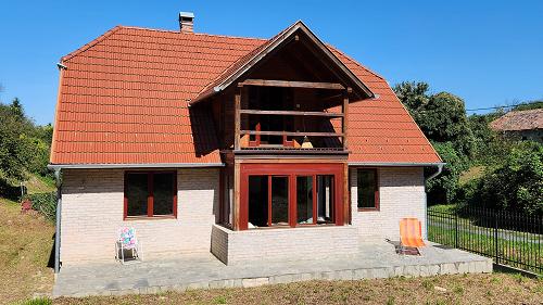  Das im Jahre 2016 komplett erneuerte Familienhaus ist zu verkaufen.
Wir können die Ruhe nur ein paar Kilometer von Hévíz, in einem kleinen und stillen Dorf finden.