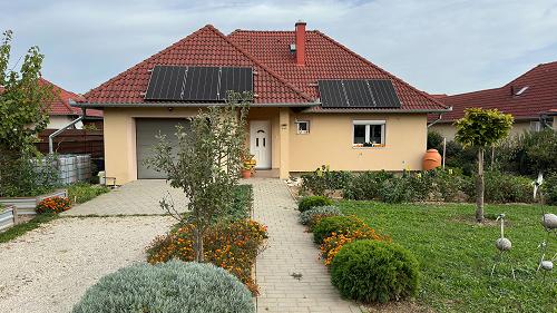 Das regelmäßig gewartete Familienhaus von hoher Qualität ist zum Verkauf angeboten. Es kann dank des Solarsystems mit niedrigen Nebenkosten betrieben werden.