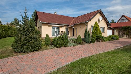 Immobilien am Balaton.  In dem Zentrum von Gyenesdiás ist das regelmäßig gewartetes und in Ordnung gehaltenes Familienhaus zu verkaufen. Der Außenbecken trägt zu der unvergesslichen Relaxation bei.  