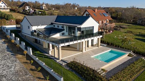 Balatontól és Hévíztől mindössze 6 km-re luxus & okos családi ház 2024 m-es telken eladó amelyhez automatizált robotfűnyíró tartozik.