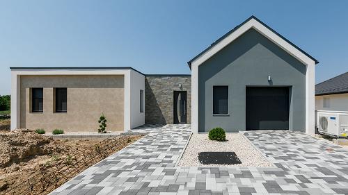 Új építésű.  Modern, új építésű ingatlan garázzsal és központi elhelyezkedéssel, energiatakarékos megoldásokkal és kiváló hőszigeteléssel