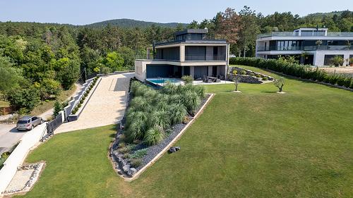 A luxusvilla egy elbűvölő helyen található Vonyarcvashegyen, lenyűgöző panorámával a Balatonra. A modern és elegáns dizájnnal rendelkező villa minden igényt kielégít.