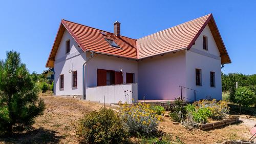 Az ingatlan egy csendes, nyugodt környéken található Alsópáhok településén. A családi ház ideális választás lehet egy család számára. A környék kiváló lehetőséget nyújt a pihenésre és a kikapcsolódásra.

