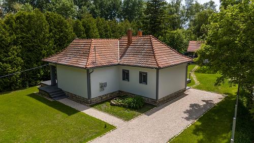 Balatoni ingatlan, Diszkrét ingatlan.  Balatonedericsen eladó egy igényesen felújított lakóingatlan, amelyhez egy 29 m²-es vendégház is tartozik.