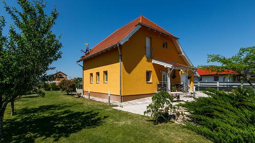 Eladó ez a modern technikával és minőséggel felszerelt családi ház, a Balaton északi részén.