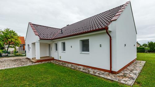 Balatoni ingatlan.  Ház a Balatonnál pár száz méterre a strandtól; exkluzív belterekkel, csendes helyen