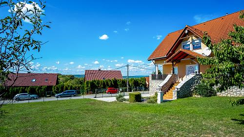 Panorámás.  Az ingatlan igényesen berendezett. Egyedi stílusa különlegessé teszi, azonban lehetőséget ad a saját ízlésünk kivitelezéséhez is.