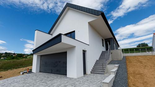 Új építésű, Panorámás.  Újépítésű családi ház gyönyörű panorámával, medencével és modern levegő-víz szivattyúval. 