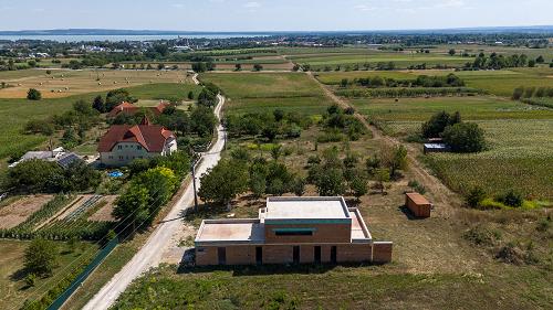 Új építésű.  Eladó új építésű modern ingatlan a Balaton szomszédságában.