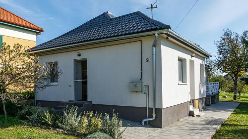 Hévízi ingatlan, Üzleti lehetőségek.  Eladásra kínálunk egy 101 nm-es, földszinti családi házat Hévíz egyik csendes utcájában, mindössze 10 perc sétára a Hévízi-tótól. Az ingatlan két különálló lakrésszel rendelkezik, ideális családoknak, vagy nyaraltatásra.