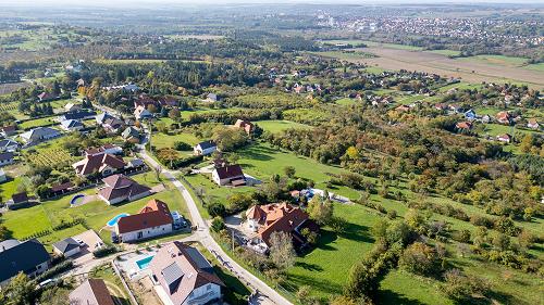 Panorámás.  Panorámás családi ház eladó, nagyméretű telekkel és medencével!