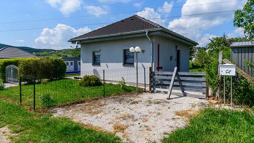 Balatoni ingatlan, Üzleti lehetőségek.  Fedezze fel ezt a páratlan ingatlant egy tágas, 757 m²-es telken, ahol két modern könnyűszerkezetes bungaló várja új tulajdonosát. Az összesen 85 m²-es lakótér tökéletes választás családoknak vagy befektetőknek, hiszen kiválóan kiadható.