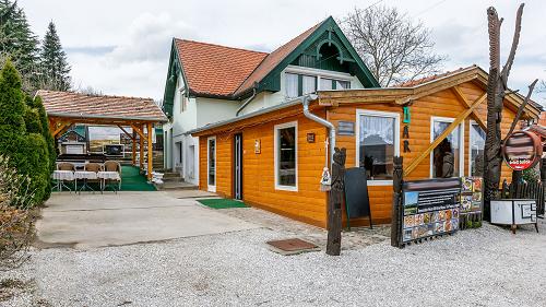 Panorámás, Hévízi ingatlan, Üzleti lehetőségek.  Ez az ingatlan Hévízen kiváló lehetőség mind nyaralóként, mind befektetési célból. Az örökpanorámás elhelyezkedés különleges hangulatot kölcsönöz a helynek, amely vonzza a látogatókat.