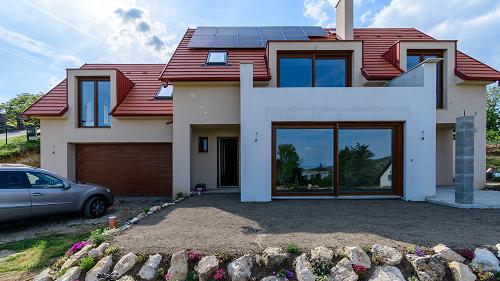 Új építésű, balatoni panorámás családi ház Badacsonytomajban – két külön bejáratú szinttel, nagy telekkel