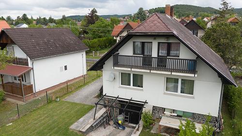 Vonyarcvashegy csendes utcájában mégis közel a Balatonhoz