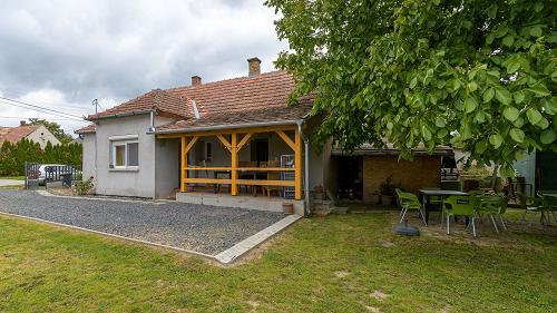 Eladó egy rendezett kis faluban, csendes mellékutcában található családi ház