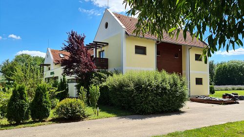 Das Hotel befindet sich in einem unvergleichbaren wunderschönen Naturgebiet in der Nähe des Thermalbades von Zalakaros, in einer 10 Hektar großen unberührten Gegend.
Zu der Immobilie gehört auch einen See mit der Grundfläche von 1,8 Hektar.