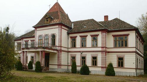 In der Nähe von Szombathely ist das wunderschöne Apponyi-Schloss zu verkaufen!
Das Grundstück ist vom Bach Gyöngyös begrenzt, beziehungsweise ein Teich befindet sich auch auf dem Gebiet. 