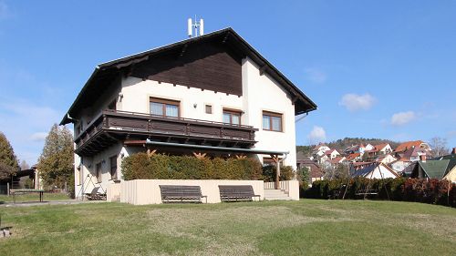 Panorámás, Üzleti lehetőségek.  Balatonhoz közel 7 szobás üdülő/panzió eladó.