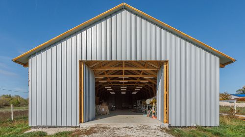 Geschäftliche Investition.  Anspruchsvolle, massive Halle - gebaut mit Holzrahmenbauweise - ist zu verkaufen. Es besteht aus 12 Zentimeter dicken Platten. Die Stromstärke beträgt 3x80 Amper.
Die Immobilie hat eine Innenhöhe von 5 Metern bis zu den Verbindungsbalken.