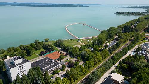 Immobilien am Balaton, Geschäftliche Investition.  In Balatonszárszó ist die zur Zeit als Ferienheim funktionierende Immobilie auf einem Grundstück von 1853 m2 als Projekt für Bau von mehreren Ferieneinheiten zu verkaufen. 