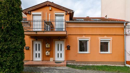 Balatoni ingatlan.  Eladó egy kivételes lakás Keszthely szívében, parkolási lehetőséggel!