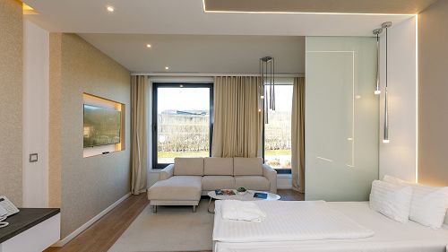 A luxuskomplexumban vásárolt 36 négyzetméteres hasznos alapterületű ingatlan, biztosítja számunkra a nyugodt pihenést.