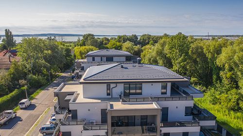 Panorámás, Balatoni ingatlan.  Igazán kiemelkedő minőségű PENTHOUSE lakás eladó, a Balaton partjától kilenc percre.