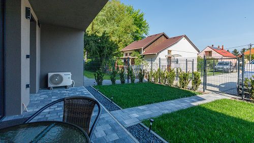 9 Minuten vom Plattensee-Ufer entfernt ist die Wohnung von hoher Qualität zu verkaufen.