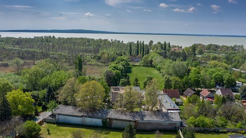 Balatoni ingatlan, Üzleti lehetőségek.  38 szobás panzió és 150 fő befogadására alkalmas étterem eladó, a Balatontól 300, a vitorláskikötőtől 200 m-re. Felújításra szorul!