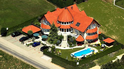 In der Nähe des Stadtzentrums von Hévíz ist die Villa von einzigartiger geographischen Lage zu verkaufen! Diese familiäre, erstklassige Pension mit 13 Zimmern hat einen breiten Gästekreis, die mit Einrichtungen von hoher Qualität zu verkaufen ist. 