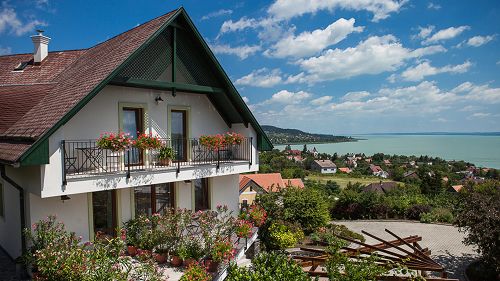 Panorámás, Balatoni ingatlan, Üzleti lehetőségek, Diszkrét ingatlan.  Festői szépséggel rendelkező, örök panorámás, évek óta jól működő panzióház, visszatérő fix vendégkörrel a Balaton északi partján eladó. 