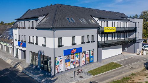 Új építésű lakások, üzlethelyiségek eladók egyben vagy külön álló ingatlanonként is!
A társasház elhelyezkedését tekintve frekventált övezetben található, ami a komfortos élethez elengedhetetlen, és mindez gyalogosan rövid idő alatt elérhető.