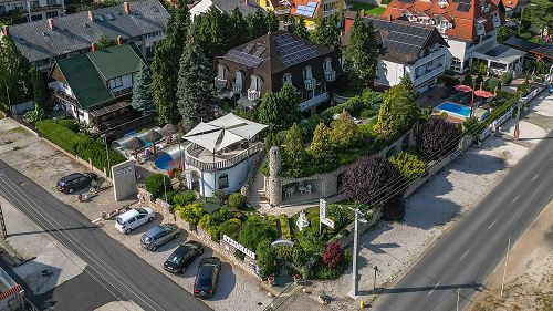Keszthelyen, 300 méterre a Balaton partjától, bejáratott családi panzió medencével eladó.