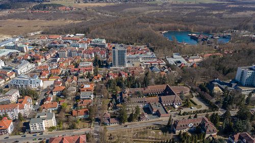 Hévízi ingatlan, Üzleti lehetőségek.  Hévíz központjában, mindössze 5 perces sétára a Hévízi-tótól építési telek eladó. A területre szálloda vagy apartmanház építhető, kereskedelmi céllal.