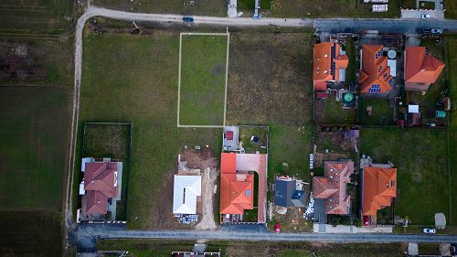 Panorámás.  Eladó egy panorámás építési telek. Ideális lehetőség például egy bungaló stílusú ház számára, a telekterület 40%-a beépíthető.