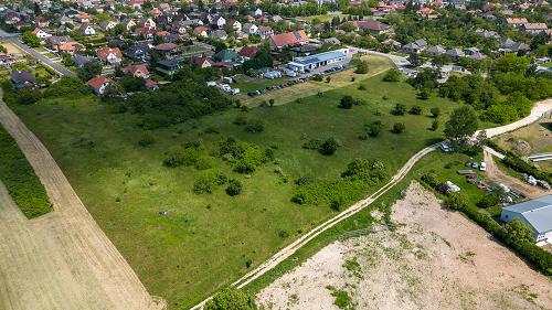 Sümegen belterületi építési telek eladó amely Gksz besorolásba tartozik. Gazdasági kereskedelmi szolgáltató beépítési mód: 
- szabadonálló beépítettség: 30%
- építménymagasság: 6,5 m
- legkisebb kialakítható telekméret: 2000 m.