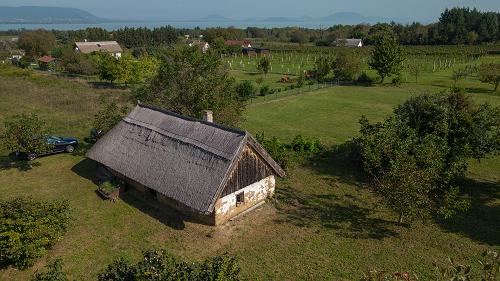 Aussicht, Immobilien am Balaton.  Kombiniert mit einer fantastischen Aussicht und Ruhe steht auf dem Hügel von Balatonberény ein renovierungsbedürftiges Lehmhaus mit Schilfdach und großem Grundstück zum Verkauf.