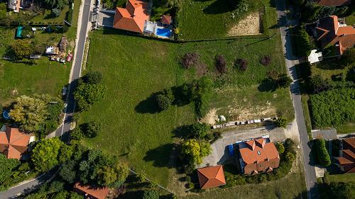  Építési telek melynek 25%-a beépíthető az oldalhatárra és Lke1 besorolású.