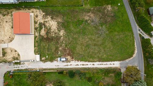 Ausgezeichnete Investitionsmöglichkeit! Die Grundfläche des Grundstückes kann bis zu 18% eingebaut werden, ist mit der sogenannten Kategorie Lf-2 bezeichnet.
Sowohl Trinkwasser, Spritzwasser, Abwasser als auch Strom ist vorhanden.